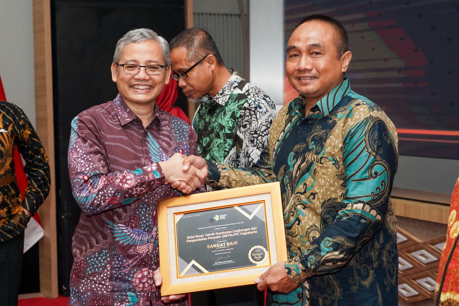 Penyerahan Penghargaan Kepatuhan Interaksi Pelayanan Publik Tahun 2022